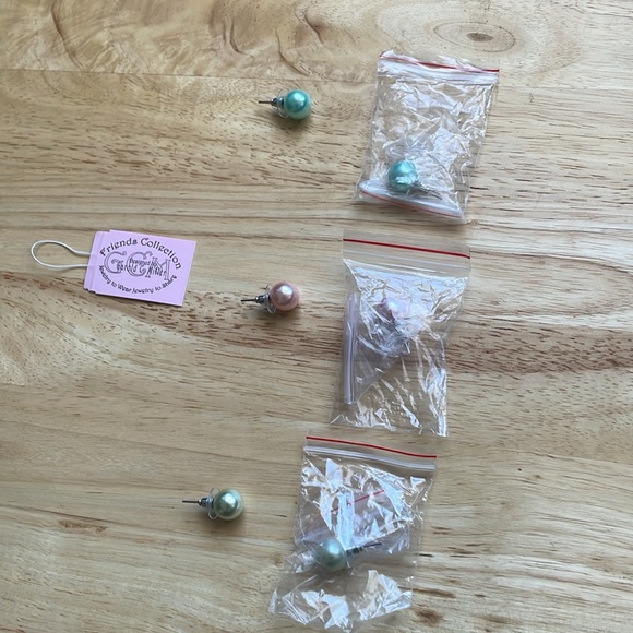 Garold C. Miller 12 Pairs Pierce Stud Earrings (friends collection) - Picture 3 of 5